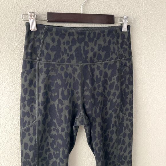 Victoria's Secret Animal Print Crop Pocket Leggings - Black Green - 8 - Picture 4 of 8